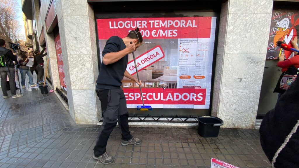 Acció del Sindicat de Llogateres en defensa de la Casa Orsola i contra els lloguers de temporada | desnonaments, habitatge públic, lloguer