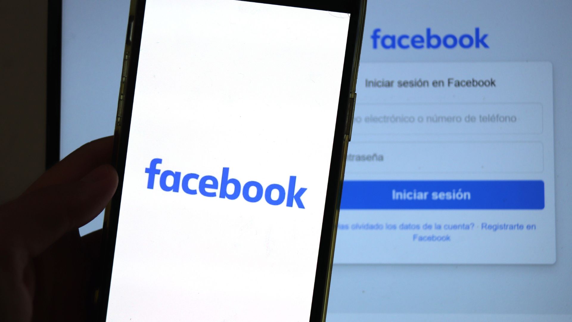 Condemnen l'empresa que modera els continguts de Facebook a Barcelona per discriminar per llengua | Facebook, jutjats