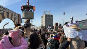 Centenars de gossos carlins disfressats omplen el Centre Comercial Arenas