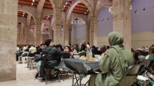 Mig miler de musulmans celebren un gran iftar comunitari al Museu Marítim
