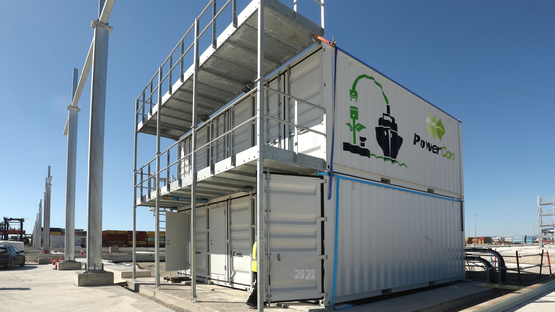 Arriba al port la primera subestació per subministrar electricitat als vaixells portacontenidors | contaminació atmosfèrica, energies renovables, port de Barcelona