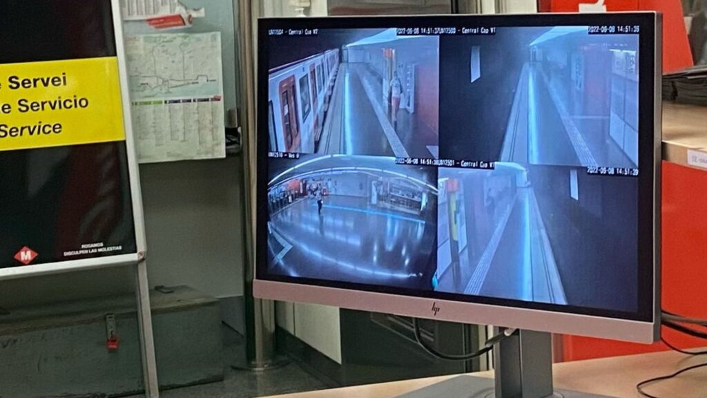 Detenen dos joves al metro en identificar-los per les càmeres de seguretat quatre dies després | delictes, furts, metro, Mossos d'Esquadra, robatoris