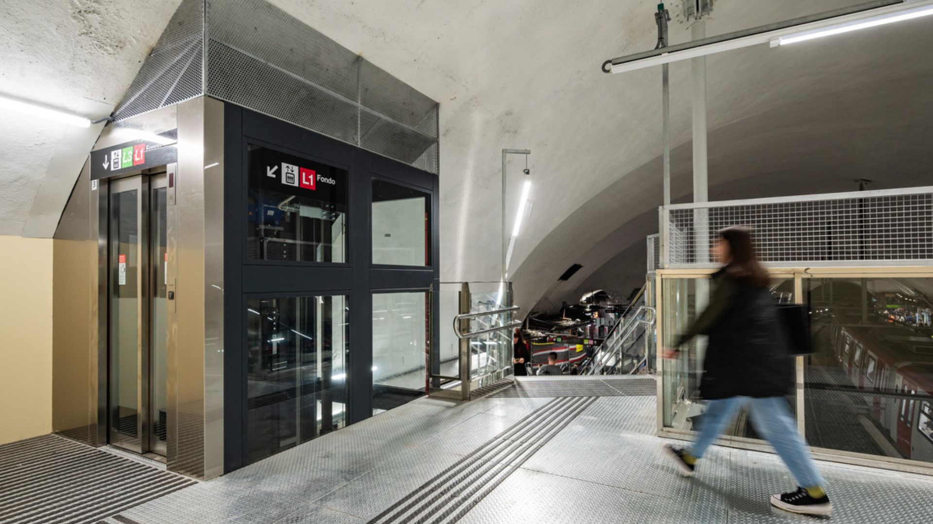 S'estrenen els ascensors i la passera entre andanes a l'estació d'Espanya de l'L1 | accessibilitat, metro, obres