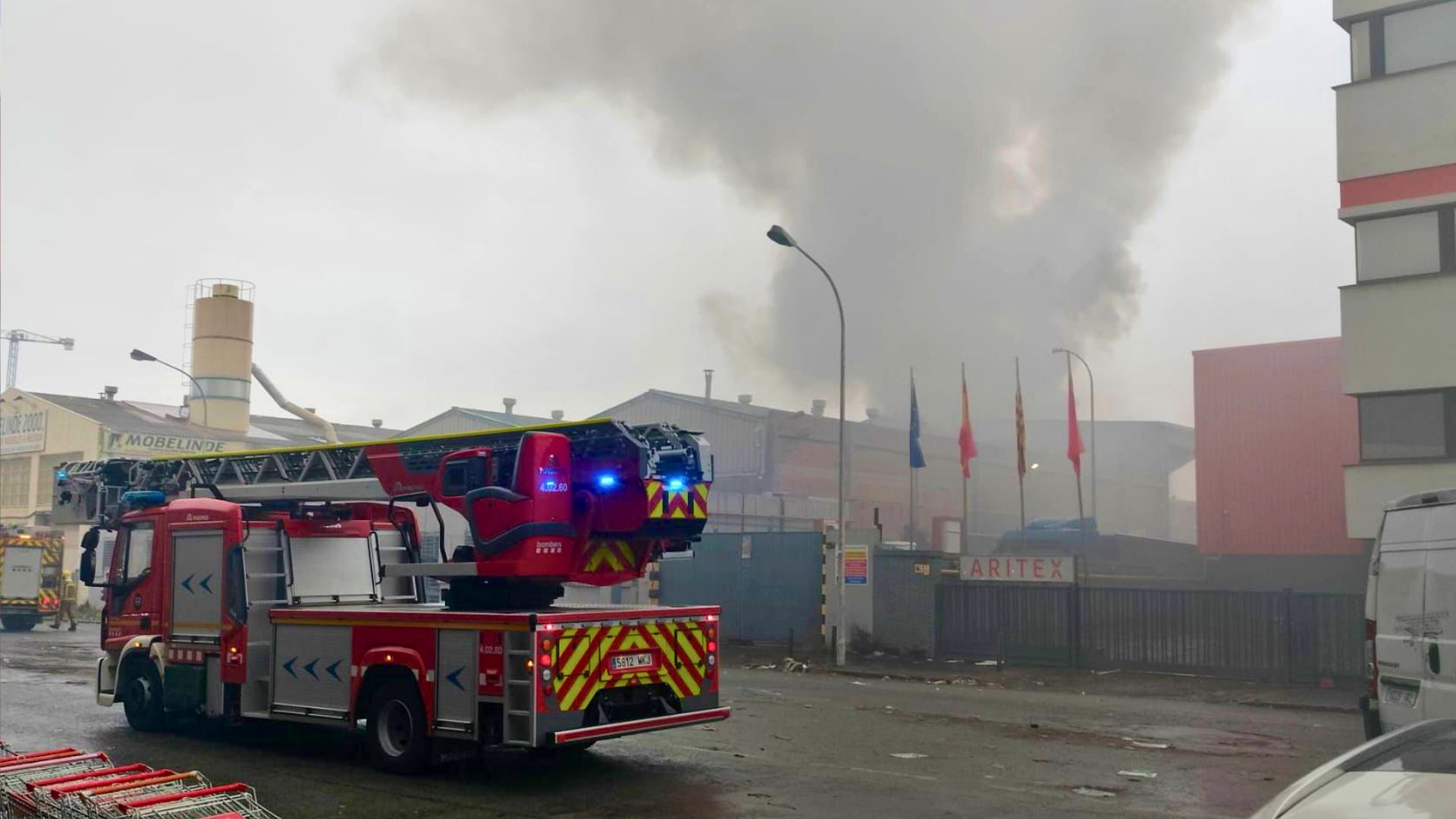 Un incendi a Badalona provoca una gran fumerada i una pudor de cremat que arriba fins a Barcelona | Bombers de la Generalitat, Incendis