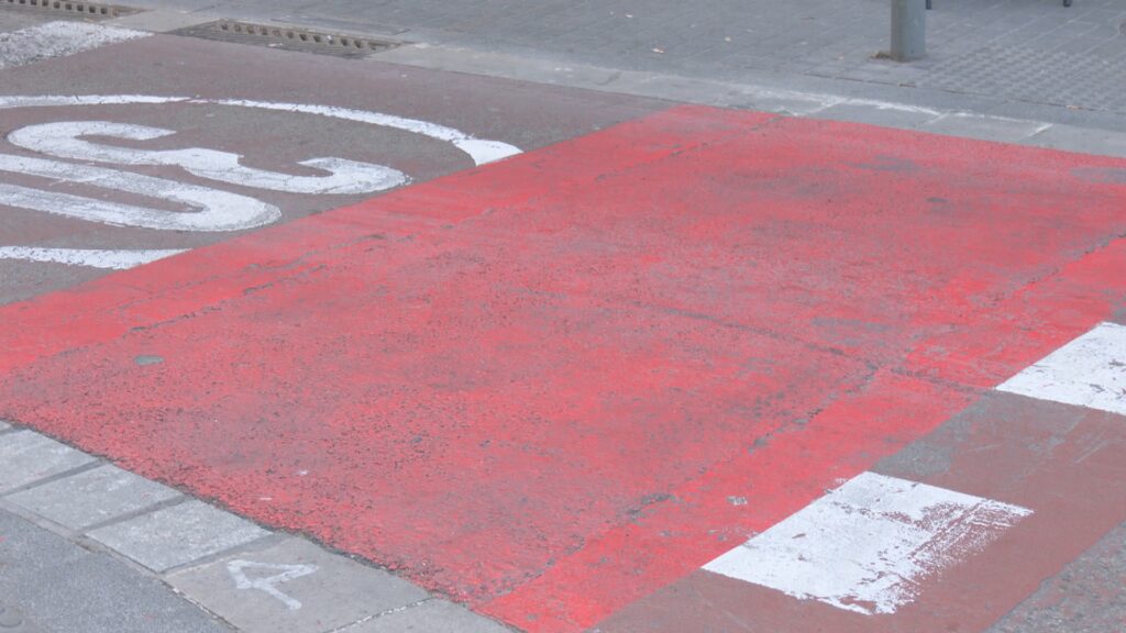 Una pintada vermella en un pas per a vianants desconcerta els veïns de Sants | carrers, queixes veïnals, via pública