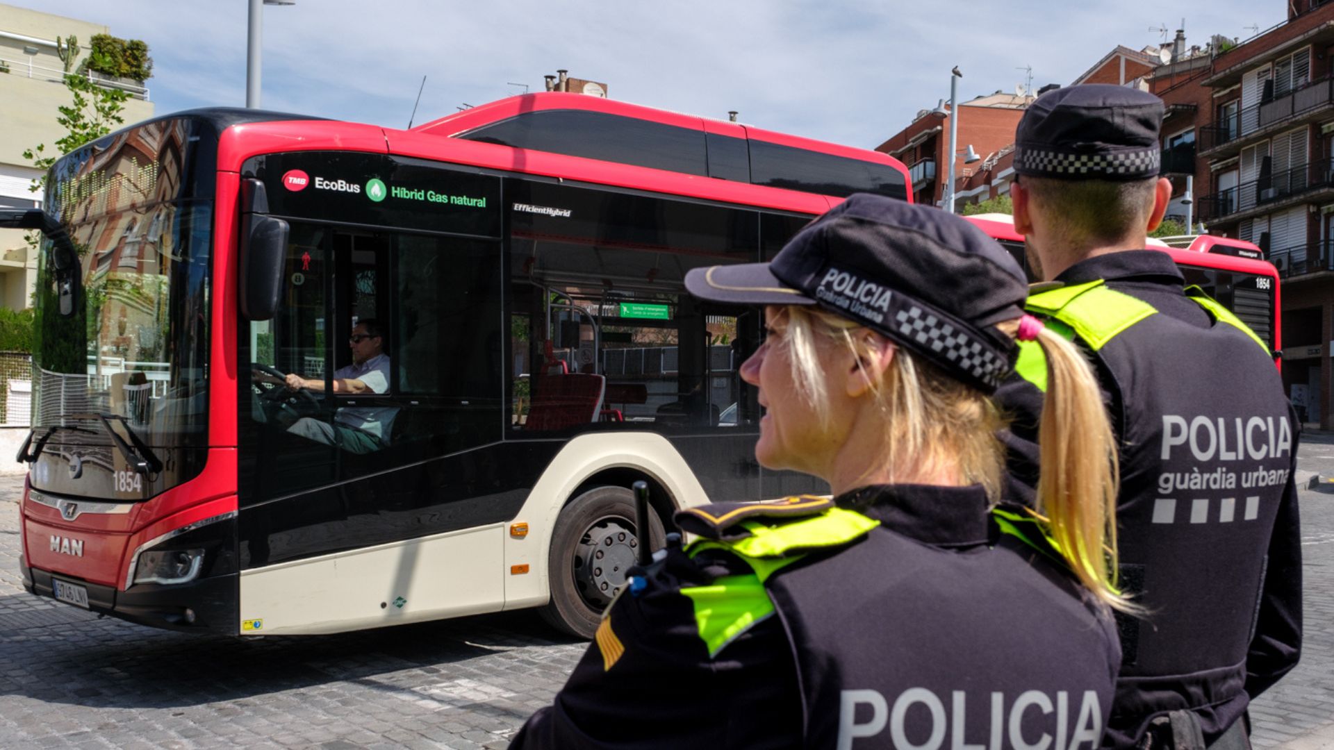 Detinguts dos carteristes que robaven amb el mètode de la "muleta" en busos de Barcelona | furts, Guàrdia Urbana, vaga d'autobusos