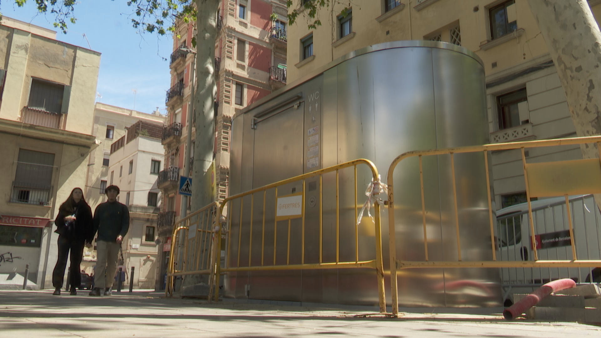 La plaça de la Sagrada Família tindrà un lavabo públic gratuït a finals d’any | Barris, convivència, equipaments