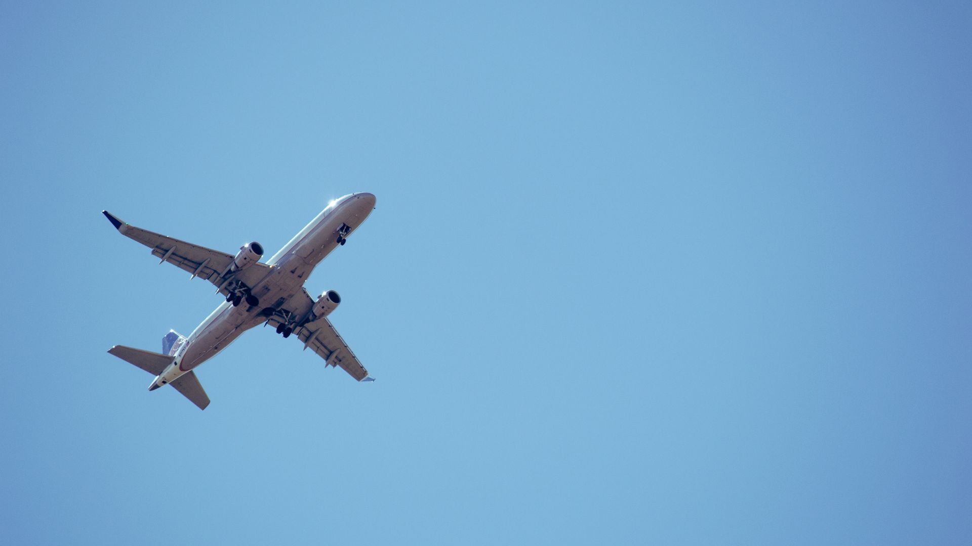Àmplia oferta de vols i trens per viatjar durant les vacances de Setmana Santa | Aerolínies, Aeroport Josep Tarradellas Barcelona-el Prat, operació sortida, Renfe, Setmana Santa, tren