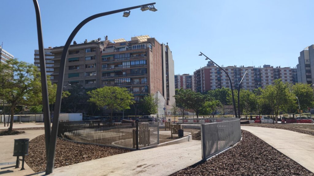 La renovada plaça del Canòdrom, a punt d'estrena sense més arbres ni vegetació per la sequera | obres, parcs i jardins, sequera