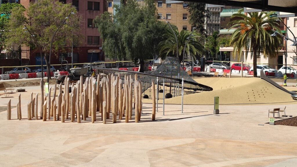 La renovada plaça del Canòdrom, a punt d'estrena sense més arbres ni vegetació per la sequera | obres, parcs i jardins, sequera