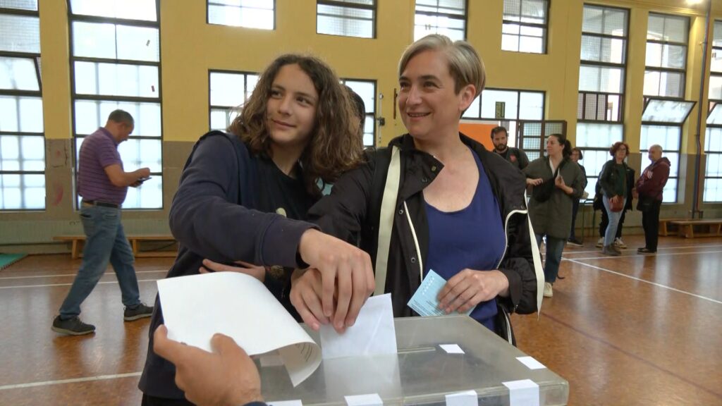 Ada Colau votant a les eleccions catalanes del 12-M
