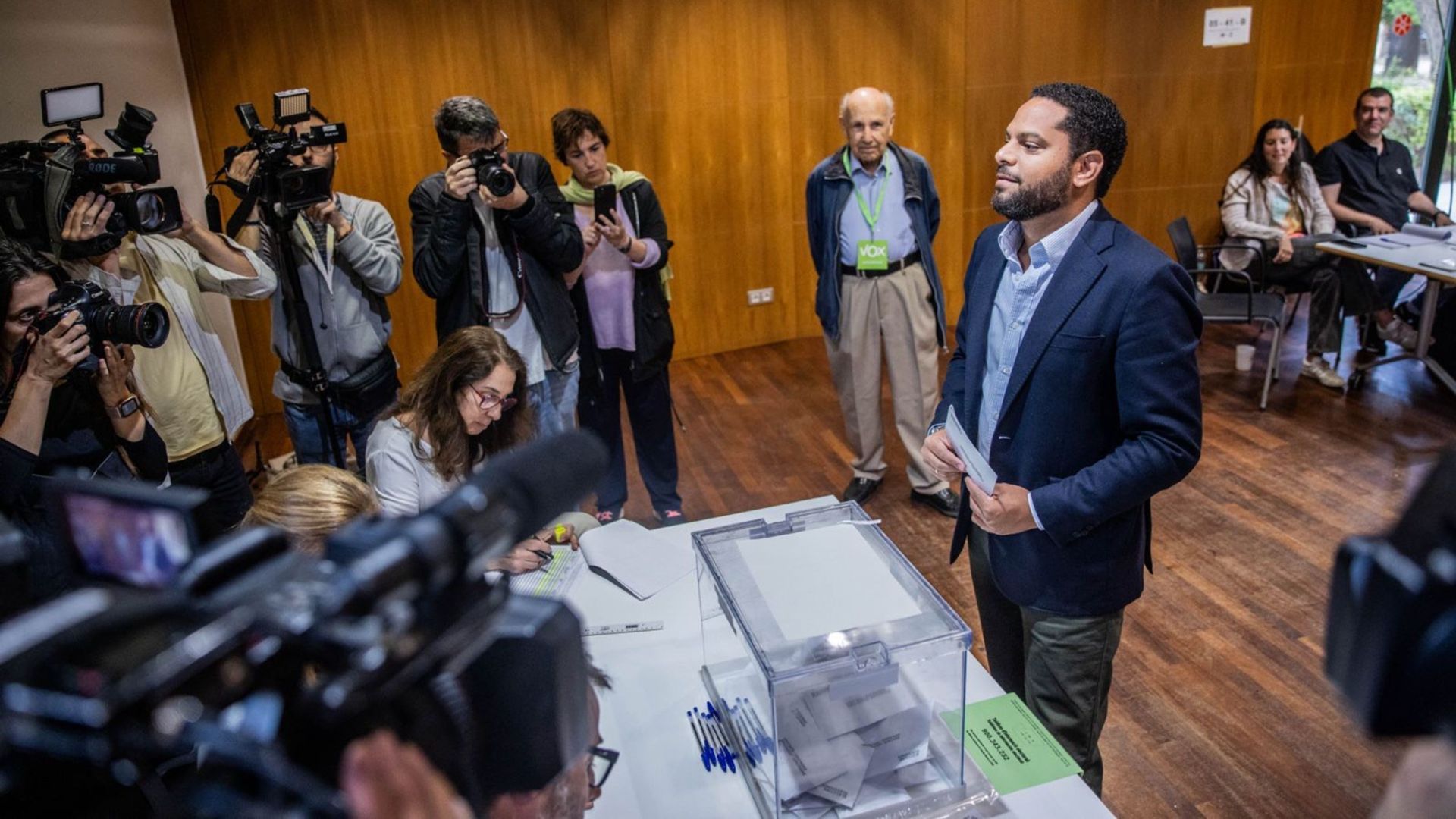 Ignacio Garriga de Vox votant en les eleccions del 12-M