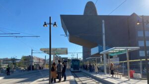 El tramvia estrena la nova estació de Glòries davant del Museu del Disseny