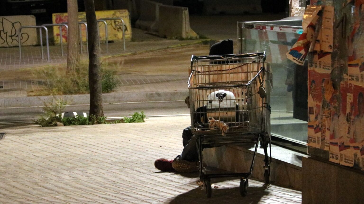 L'oposició carrega contra Collboni per la gestió del sensellarisme en ple hivern | Ajuntament de Barcelona, Barcelona en Comú, ERC, fred, operació fred, PP, PSC, sensellarisme, Vox