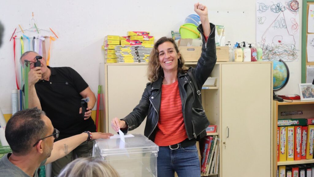 Laia Estrada, CUP, vota la les eleccions del 12-M