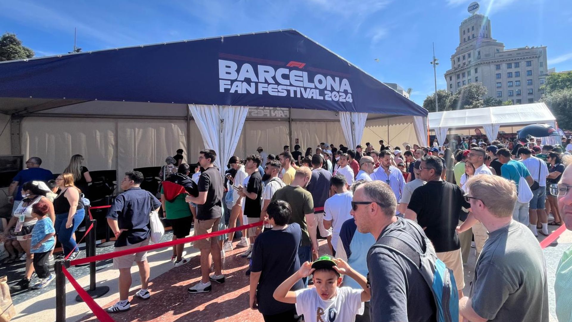 La "fan zone" de la Fórmula 1 omple la plaça de Catalunya