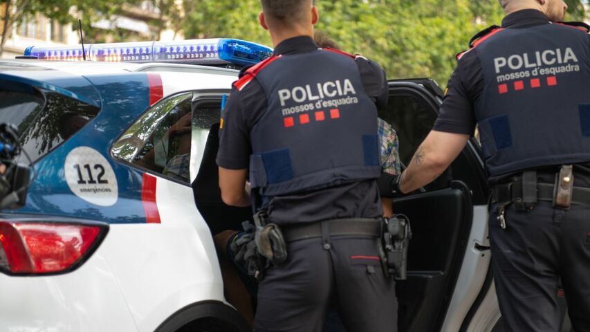 Detinguts dos joves acusats d'apunyalar un menor a la plaça de Catalunya | detencions, Mossos d'Esquadra