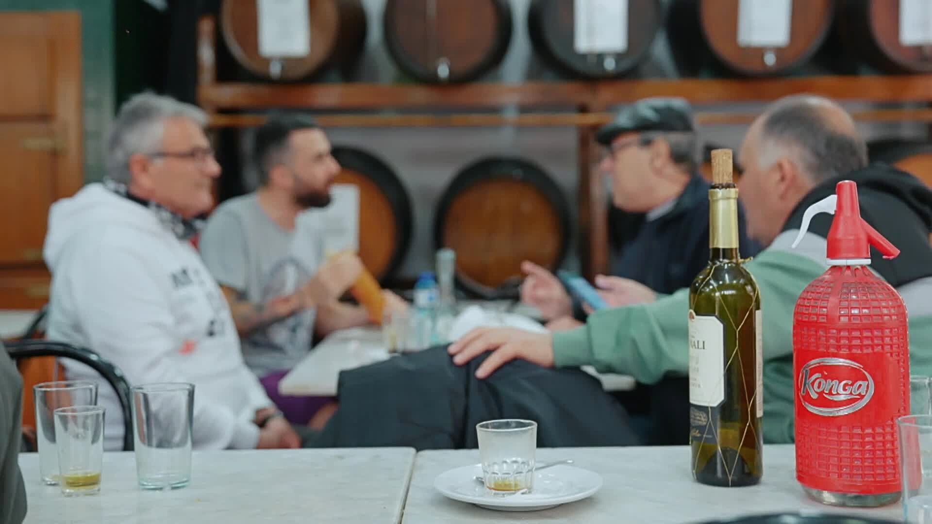 El català baixa com a llengua d'ús habitual fins al 32,6 % a Catalunya: el castellà, preeminent | català, llengua