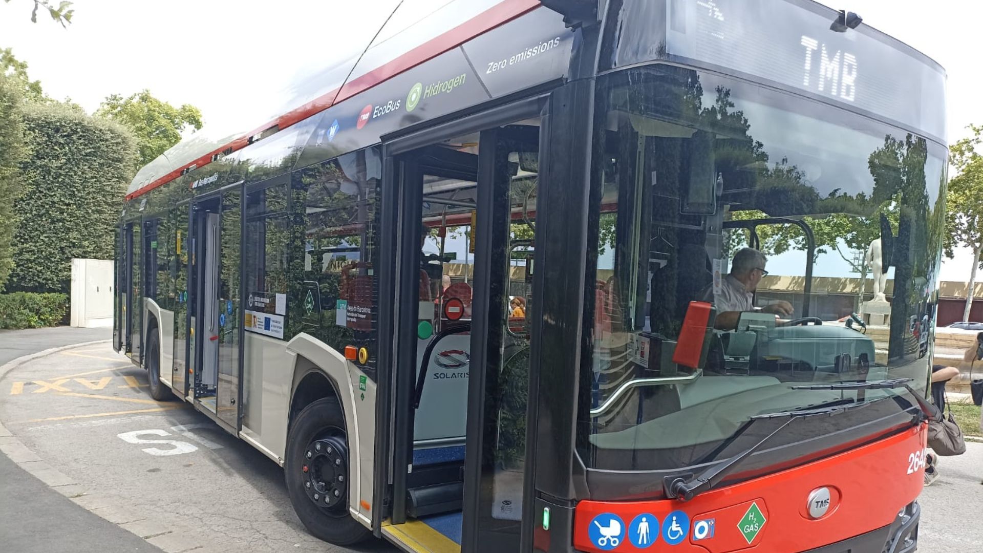 Els usuaris valoren el servei de bus i metro amb una nota rècord superior als 8 punts | autobús, enquestes, metro, TMB, transport públic