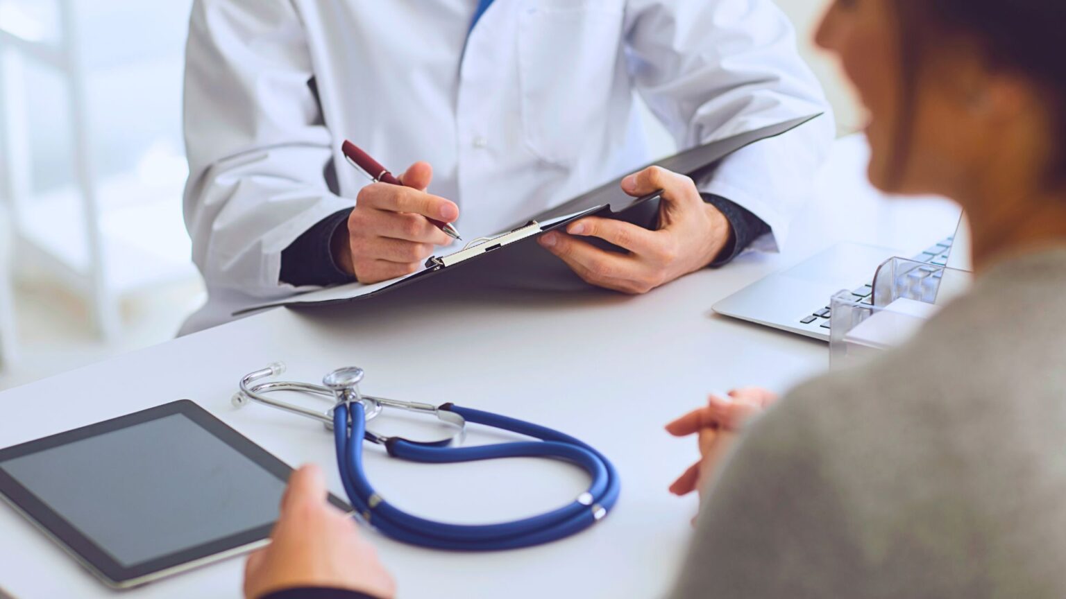 Medicina, Odontologia o ADE: aquests són els 10 graus més demanats el 2025 a Catalunya | estudiants, selectivitat, Universitat Autònoma de Barcelona (UAB), Universitat de Barcelona (UB), Universitat Pompeu Fabra, universitats