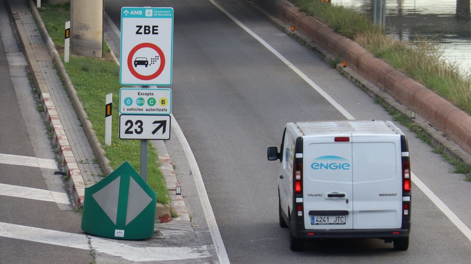 Vox fa una esmena a la totalitat a la ZBE de l'entorn metropolità i les durà a la justícia | contaminació atmosfèrica, cotxe, moto, Vox, ZBE Barcelona
