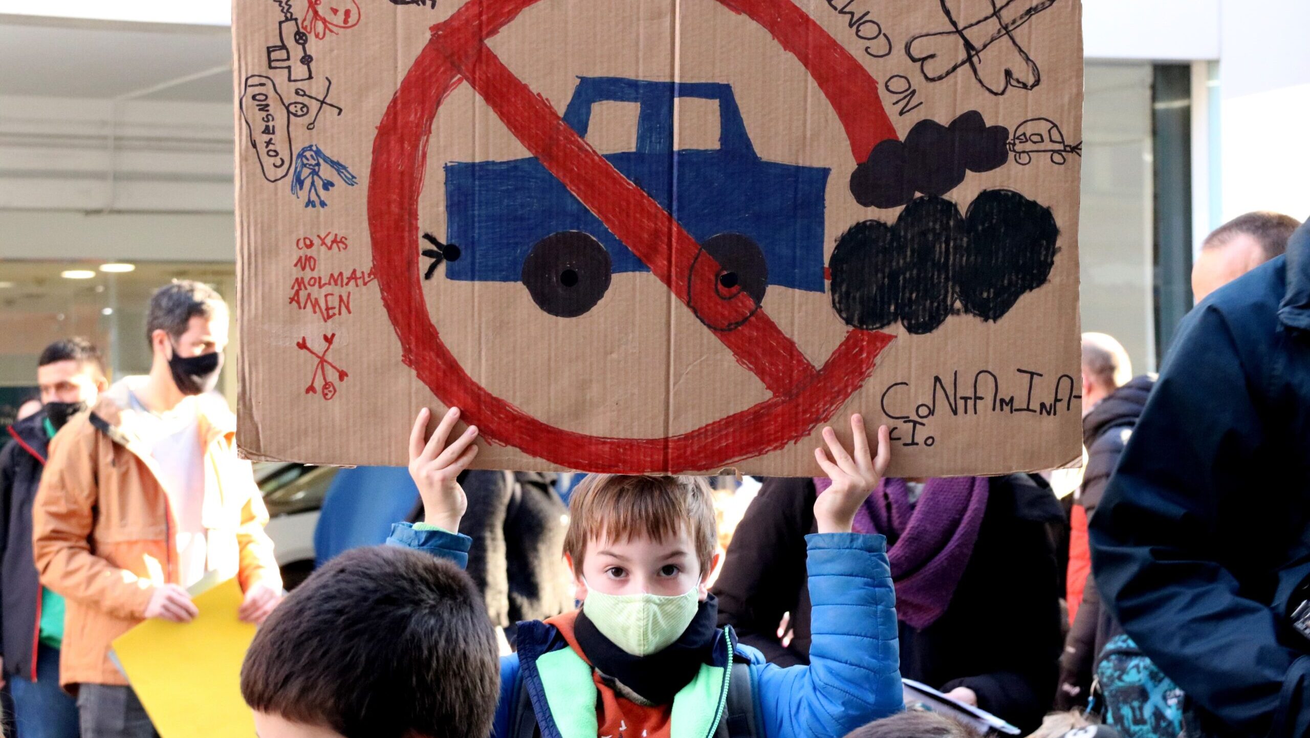 Revolta Escolar aplaudeix el Pla clima però en vol un de salut contra la contaminació a les escoles | Ajuntament de Barcelona, Consorci d'Educació de Barcelona, escoles, pressupostos