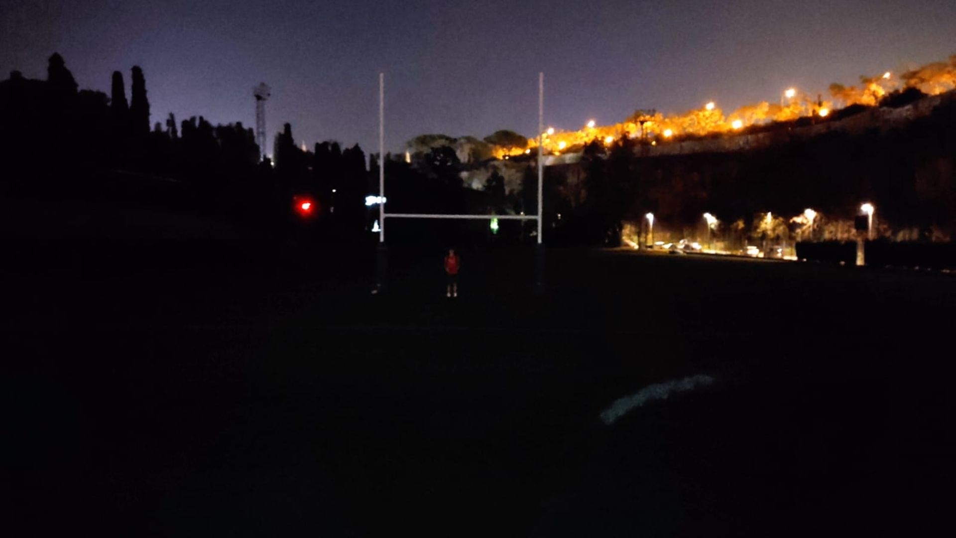 Un nou robatori de cable deixa a les fosques i sense aigua calenta el camp de rugbi de la Foixarda | llum, queixes veïnals, robatoris, rugbi