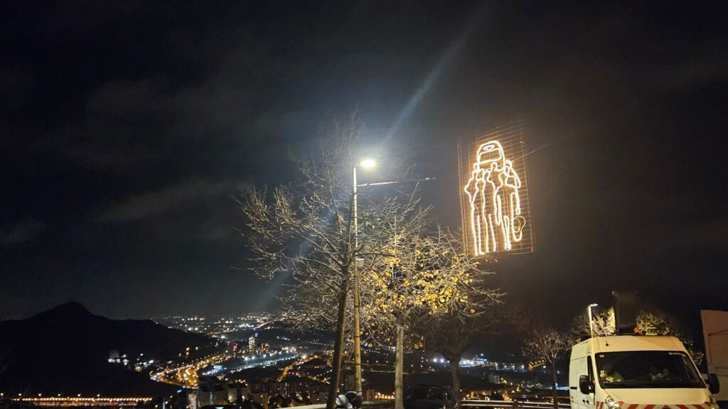 Torre Baró fa l'encesa simbòlica dels llums de Nadal dedicats a la pel·lícula 'El 47' | campanya de Nadal, enllumenat, Nadal