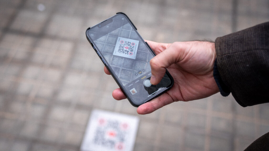 QR en rajoles per descobrir el 'Va passar aquí' des del mateix lloc dels fets | betevé, betevé directe, edificis històrics, memòria històrica