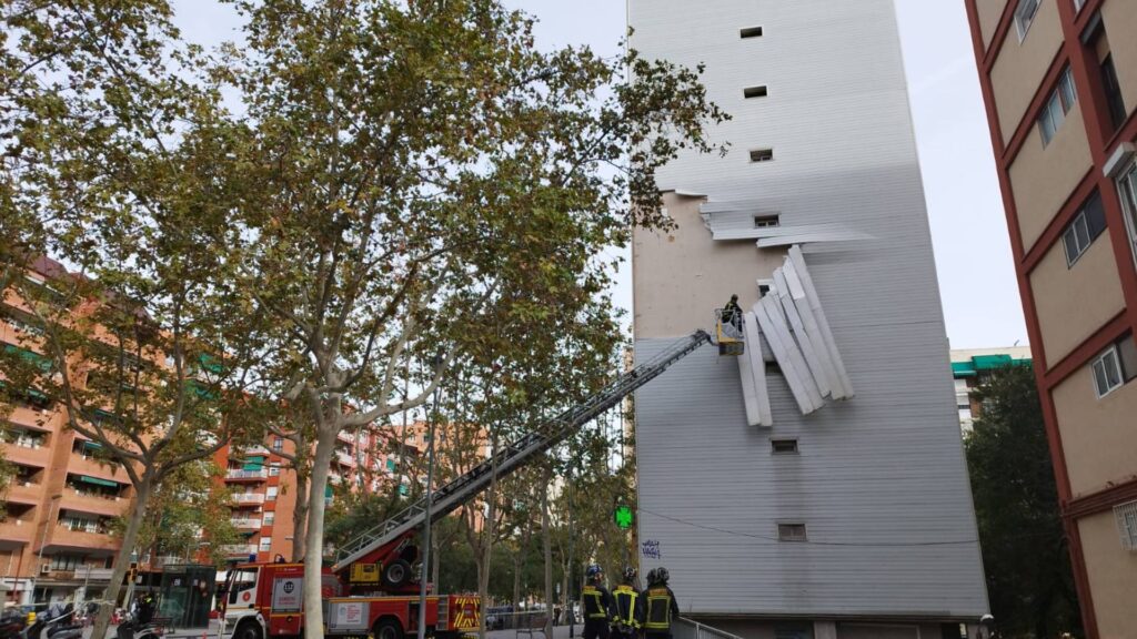 El temporal de vent provoca un despreniment a la façana del Museu del Disseny | Museu del Disseny, Trambesòs, vent
