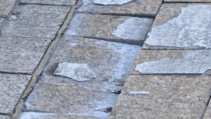 El carrer de Pi i Margall, amb el paviment defectuós un any després de reformar-se