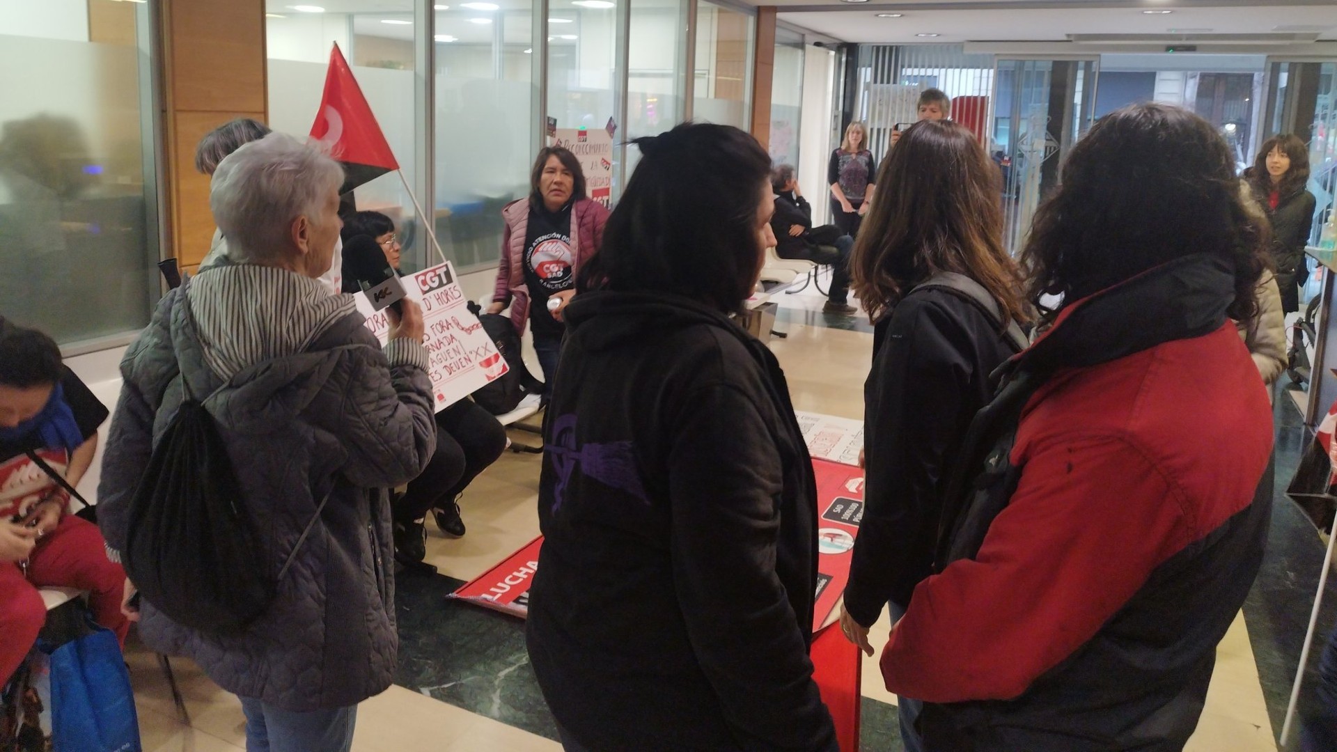 Personal d'atenció domiciliària ocupa les oficines de Serveis Socials per exigir un nou conveni | protesta laboral, protestes, serveis socials, sindicats, treballadors