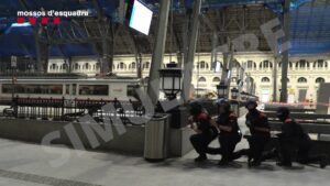 Simulacre a l’Estació de França: els Mossos alliberen ostatges d’un tren segrestat