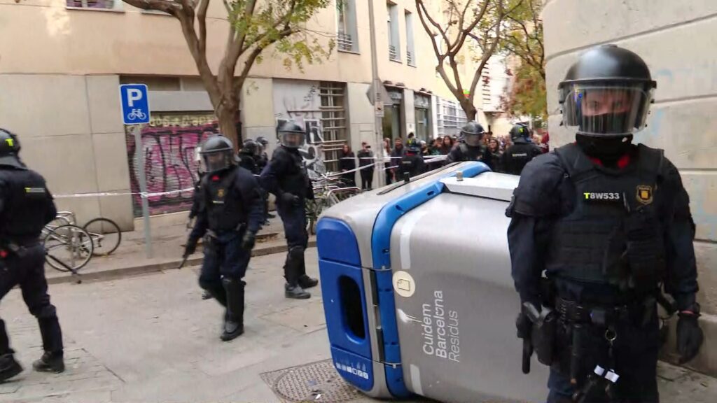 Tensió i enfrontaments amb els Mossos en el desnonament d'una família a Santa Caterina | desnonaments, habitatge públic, Mossos d'Esquadra