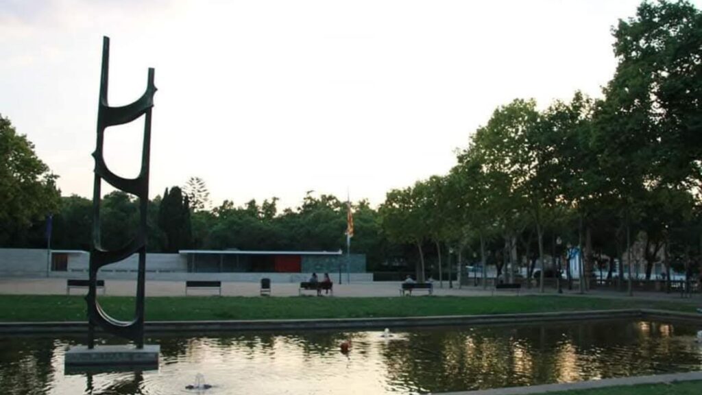 Veïns de la Trinitat Vella reclamen el retorn d'una escultura que ara és a Montjuïc | escultura, memòria històrica