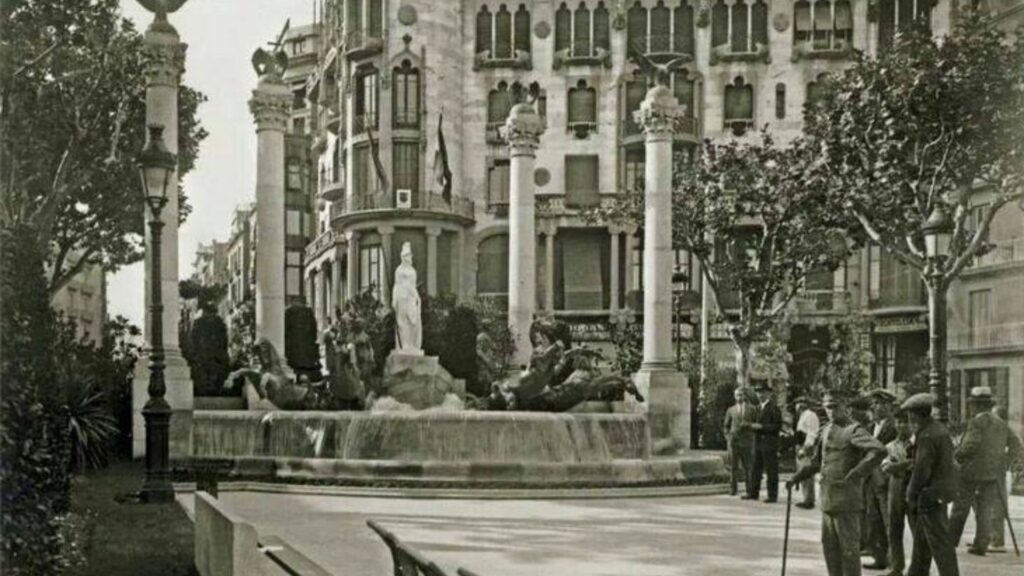 Arxiu Barcelona: Casablanca, Martin's, Espriu i la Casa Fuster, un passeig pels Jardinets de Gràcia | cine, discoteca, escultura, modernisme