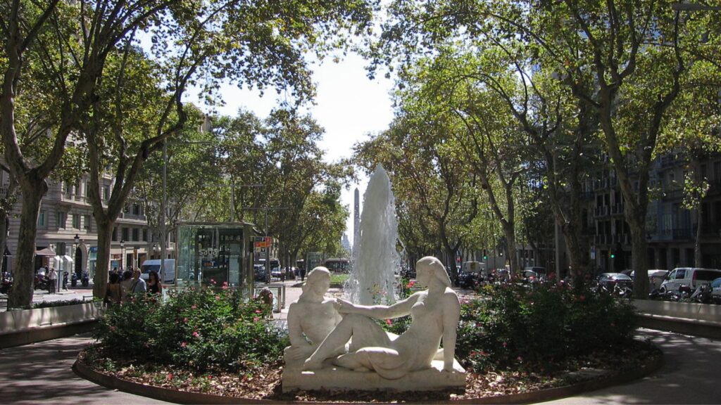 Arxiu Barcelona: Casablanca, Martin's, Espriu i la Casa Fuster, un passeig pels Jardinets de Gràcia | cine, discoteca, escultura, modernisme