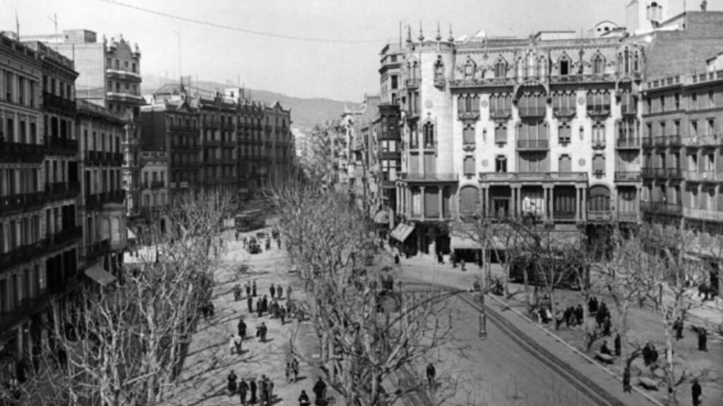 Arxiu Barcelona: Casablanca, Martin's, Espriu i la Casa Fuster, un passeig pels Jardinets de Gràcia | cine, discoteca, escultura, modernisme