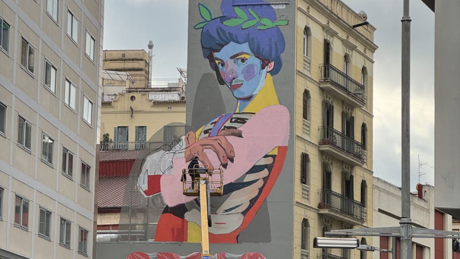 Aryz pinta un mural a la façana de la Sala Apolo