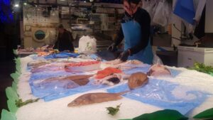 La vaga de pescadors deixa les peixateries sense productes del Mediterrani