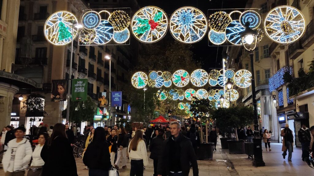 Barcelona Comerç celebra l'èxit de la campanya nadalenca: "Tothom està molt content" | botigues, campanya de Nadal, compres, eixos comercials, festes, Nadal