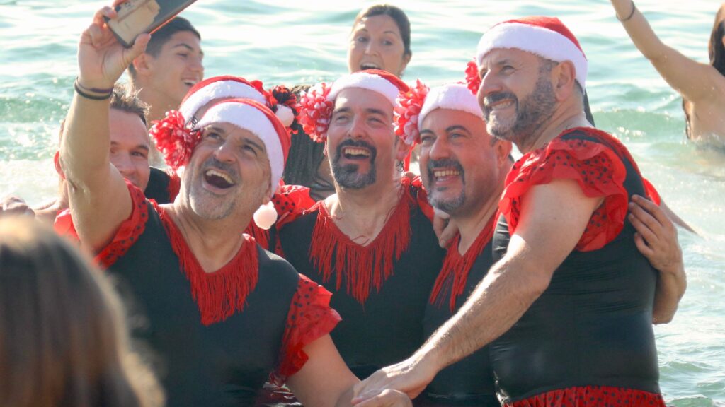 El primer bany de l'any 2025 supera el miler d'inscripcions i aplega gent de totes les edats | platja de la Barceloneta, tradicions