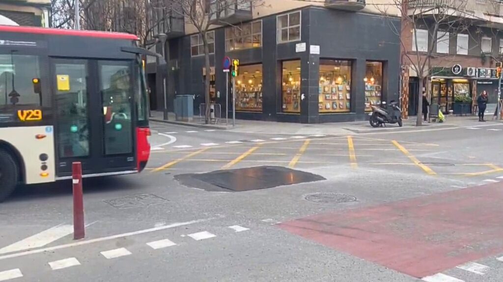 El soroll del pas dels cotxes sobre unes planxes de metall treu de polleguera veïns de la Sagrera | queixes veïnals, soroll, trànsit