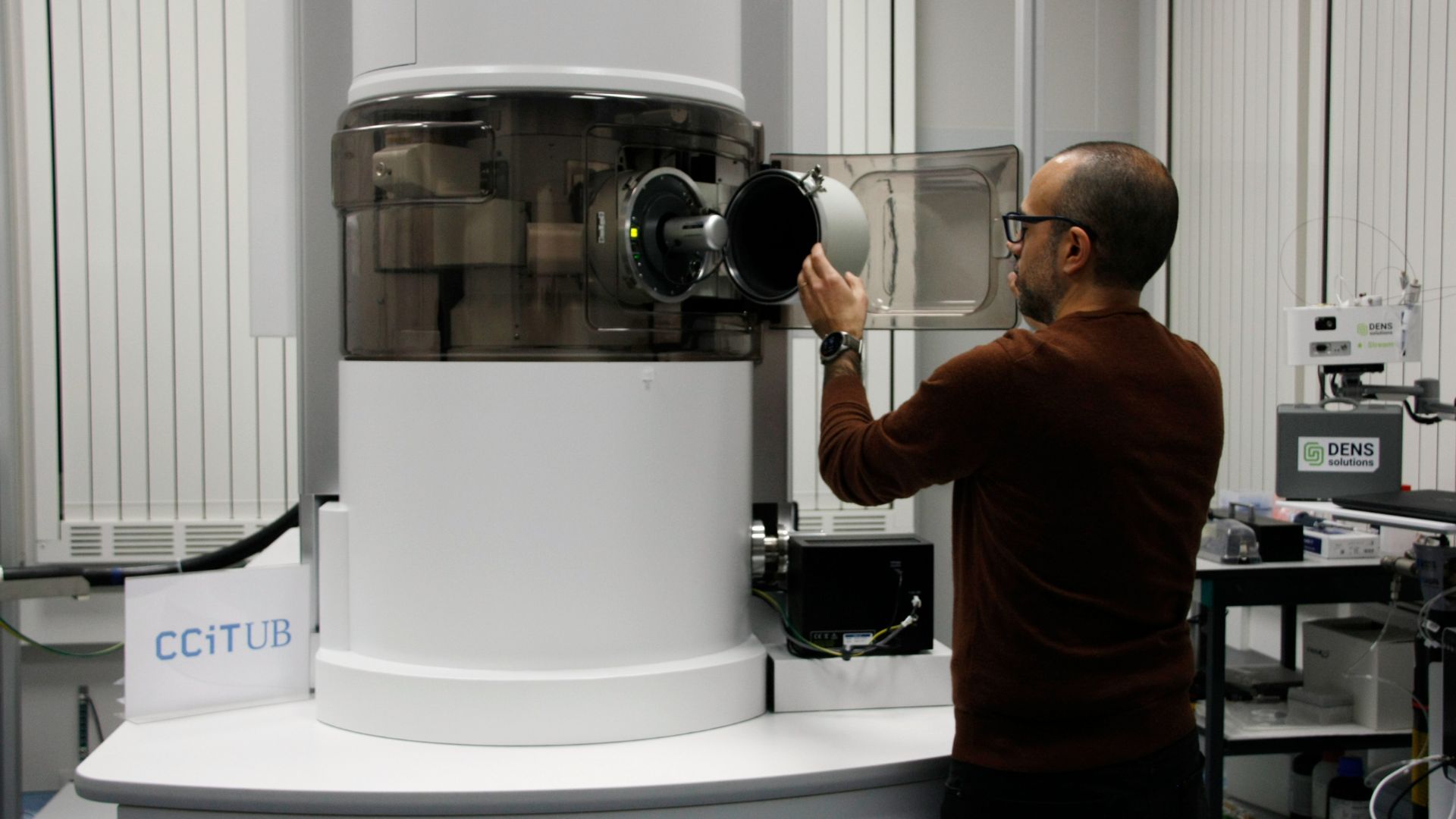 Nou microscopi UB per estudiar virus