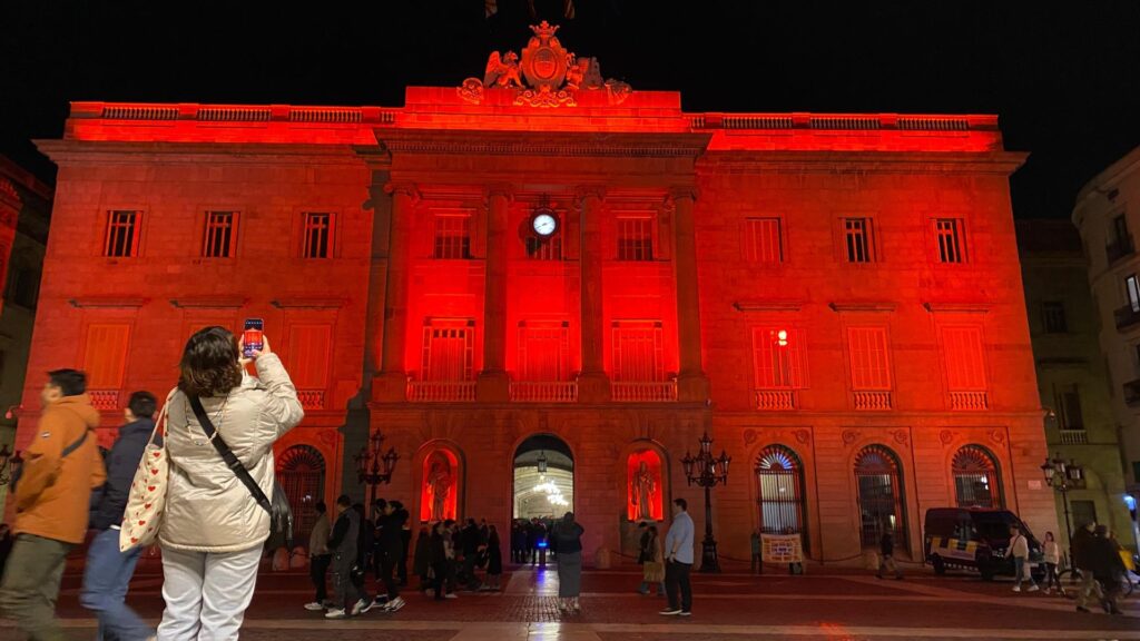 La Marató de Sang fa il·luminar de vermell una cinquantena d'edificis emblemàtics a tot Catalunya | Banc de Sang i Teixits, donacions de sang, hospitals, solidaritat