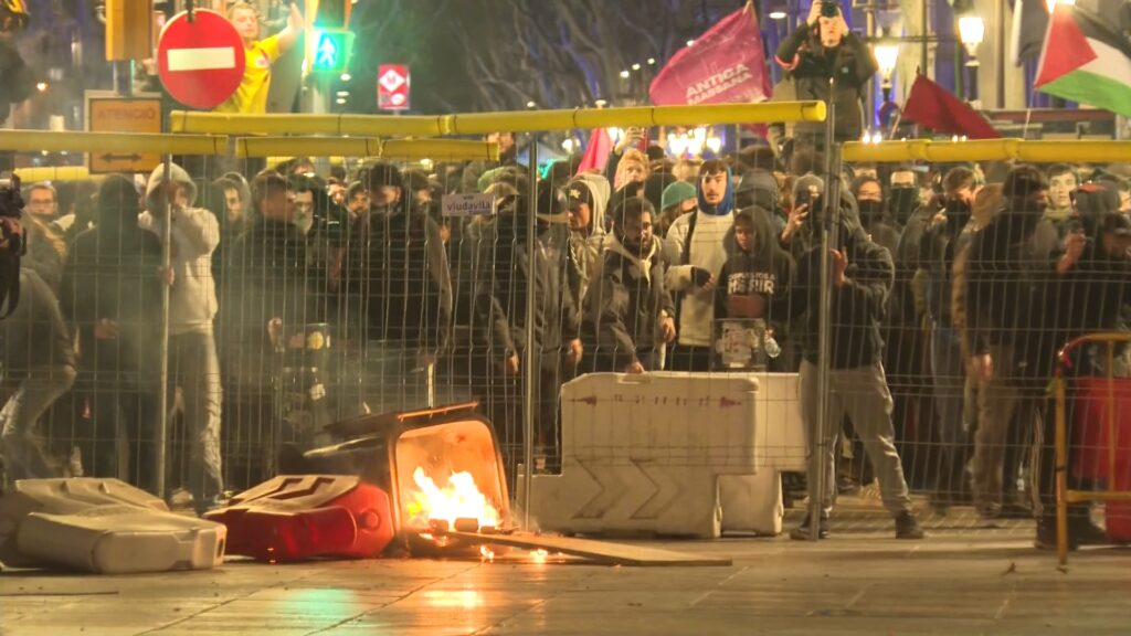 Dos detinguts en els aldarulls de la manifestació contra el desallotjaments de l'Antiga Massana | aldarulls, desallotjaments, manifestacions a Barcelona
