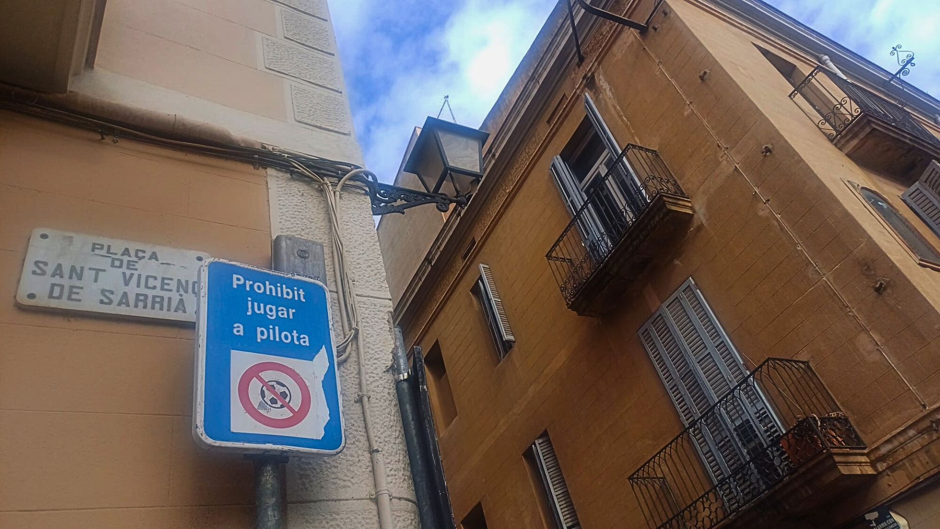 El síndic recomana retirar els cartells de "prohibit jugar a pilota" de les places de Barcelona | espai públic, infància, jocs, sindicatura de Greuges de Barcelona, soroll