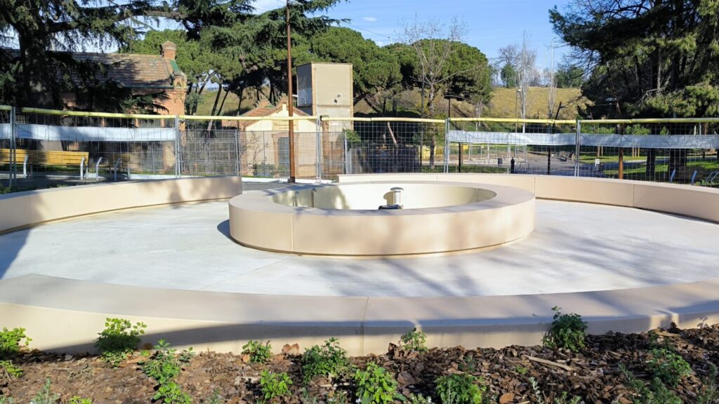 Els veïns de la Trinitat Vella celebren la "necessària reforma" dels entorns de la Casa de l'Aigua | obres, parcs i jardins