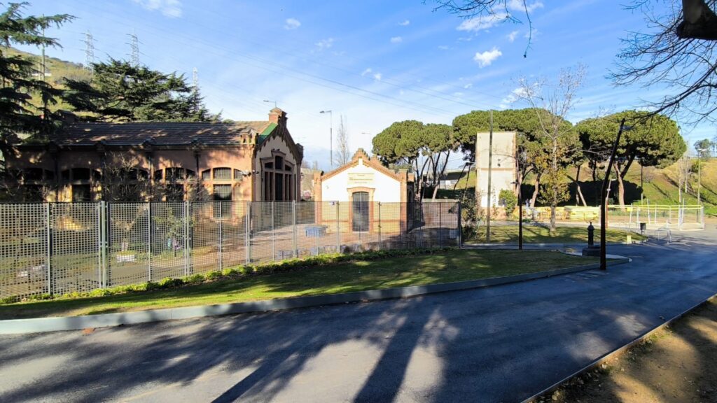 Els veïns de la Trinitat Vella celebren la "necessària reforma" dels entorns de la Casa de l'Aigua | obres, parcs i jardins