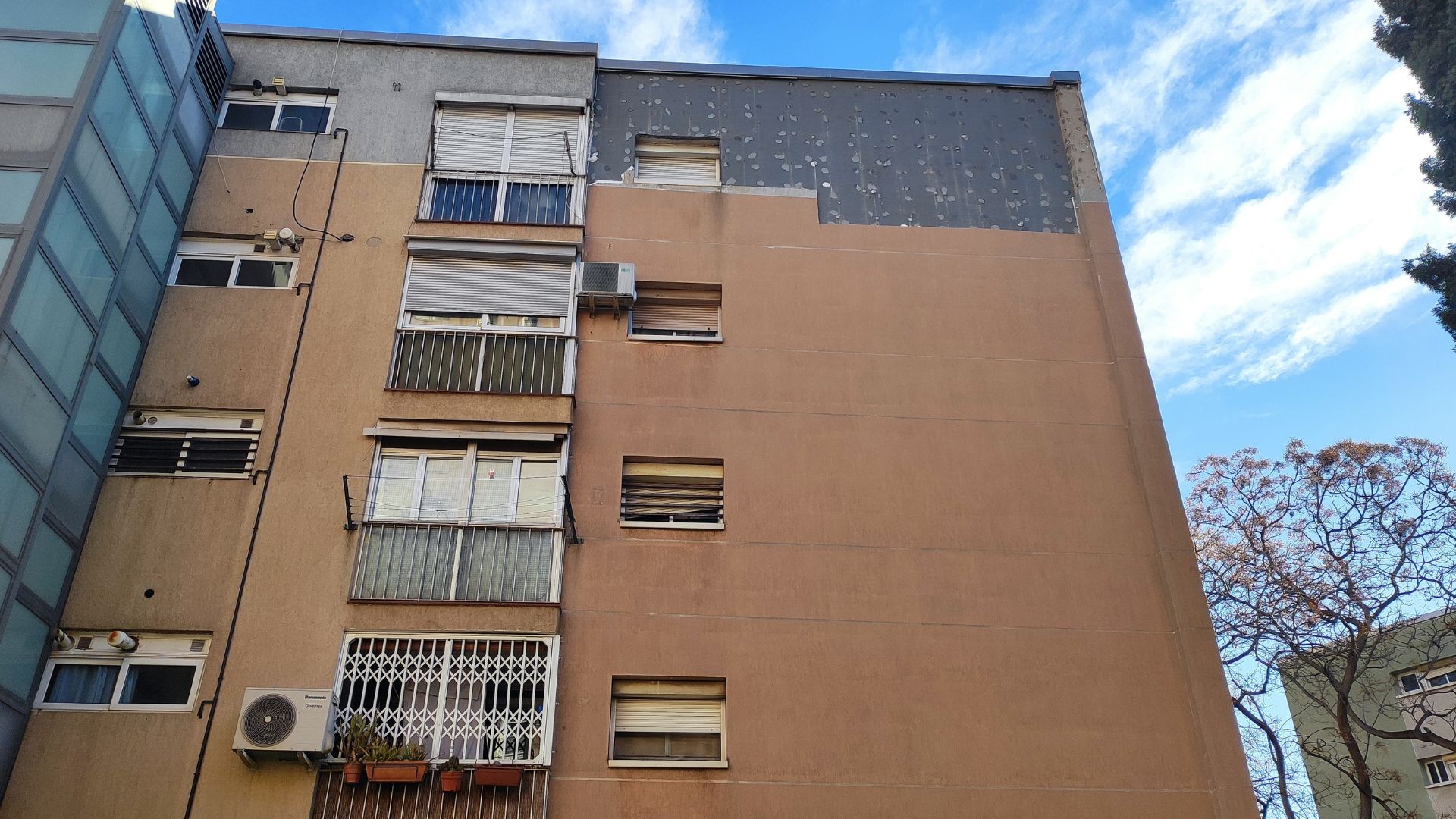 Nou despreniment d'una façana al barri de la Pau per la ventada d'aquest dilluns | habitatge públic, obres, rehabilitació
